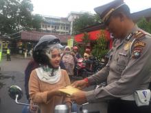 Satlantas Polres Tanjungpinang Bagikan Ã¢â‚¬Å“PistolÃ¢â‚¬Â Kepada Pengendara
